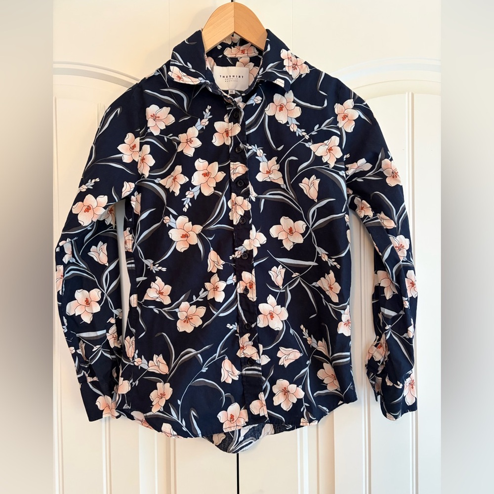 The Shirt by Rochelle Behrens Women's Navy Blue Floral Button Up Size XS